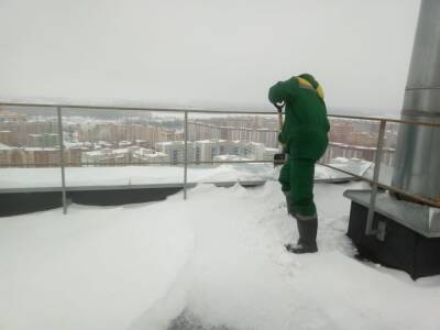 Промышленные альпинисты почистили дома от снега и сосулек