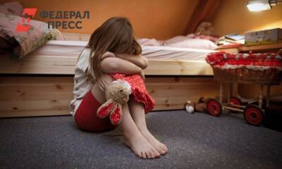 В Красноярске женщина избила маленькую дочь за нежелание учить буквы