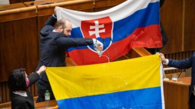 В Словакии на заседании парламента депутат облил водой флаг Украины