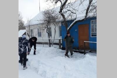 Под Брянском волонтеры расчистиили снег у дома ветерана