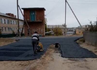 В Челябинской области прокуратуру просят проверить дорожников, которые уложили асфальт в грязь