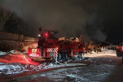 На окраине Рязани ночной пожар на складе тушили более 40 человек