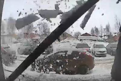 На улице Песоченской в Рязани на мужчину упала часть козырька со снегом