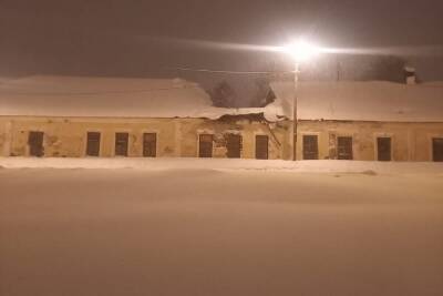 Выпавший в огромных количествах снег обвалил крышу Инженерного дома в Выборге