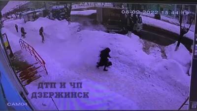 Лавина снега с крыши в Дзержинске чуть не накрыла женщину с ребенком