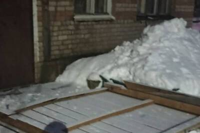 В Тверской области под тяжестью снега обрушился козырёк над подъездом