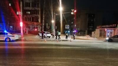 В Екатеринбурге автомобиль сбил подростка на тротуаре
