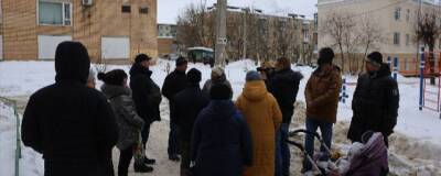 В Серпухове во время чистки крыши жилого дома от снега повредили кровлю
