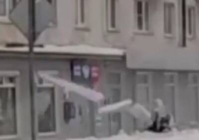Глыба льда рухнула на женщину с коляской в Великом Новгороде