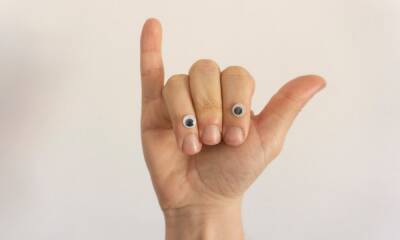 Что такое «ковидные пальцы»: врачи рассказали о кожных симптомах омикрона, которые долго не проходят