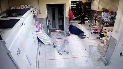 Видео разбойного нападения на магазин "Пятерочка" в Истре