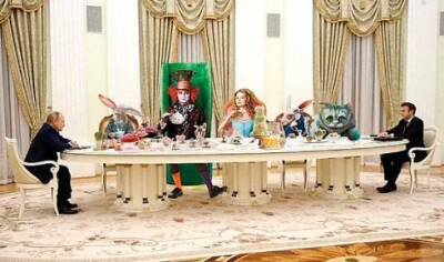 В Сети высмеяли длинный стол Путина на переговорах с Макроном — яркие фотожабы
