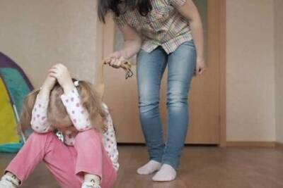 35-летнюю жительницу Архангельска обвинили в истязании ребёнка