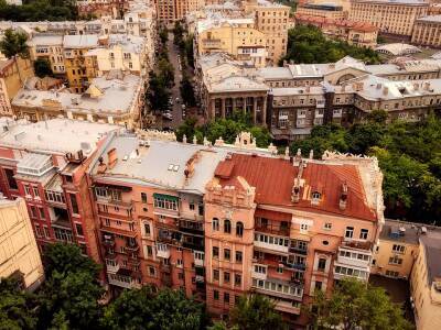 Засклені балкони на фасадах будинків у центрі Києва можуть зникнути