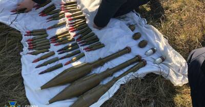 СБУ нашла в заброшенном здании на Донбассе тайник с боеприпасами (ФОТО)