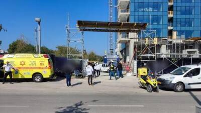 Двое рабочих сорвались с небоскреба в Тель-Авиве и погибли