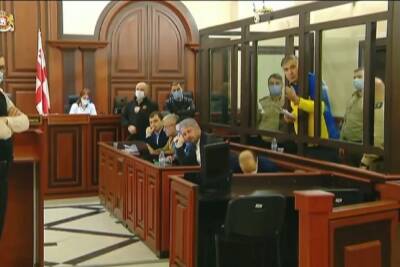 Саакашвили спел в суде гимн Украины и укрылся ее флагом