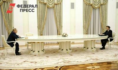 Ургант высмеял слишком длинный стол на встрече Путина и Макрона