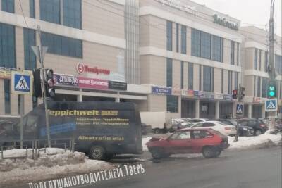 В Твери возле торгового центра столкнулись фургон и легковушка