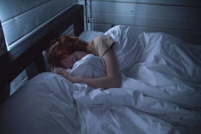 Психолог объяснила, почему опасно долго спать на выходных