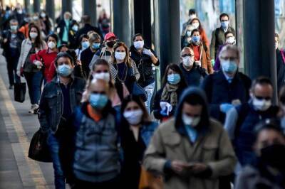 В Италии отменяют ношение масок на улице
