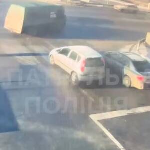 В Запорожье водитель маршрутки врезался в легковое авто. Видео