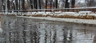 И снова течь: Вода затопила Аллею 300-летия Петрозаводска