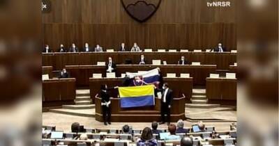 У парламенті Словаччини облили водою прапор України (відео)