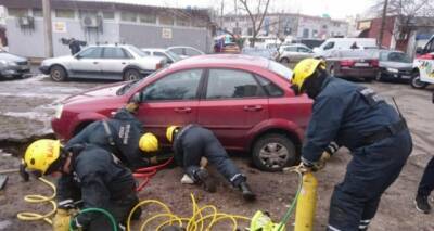 В Киеве легковое авто ушло под землю в результате прорыва трубы. ФОТО