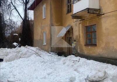 На проезде Щедрина из-за обрушившегося с крыши снега завалило подъезд жилого дома