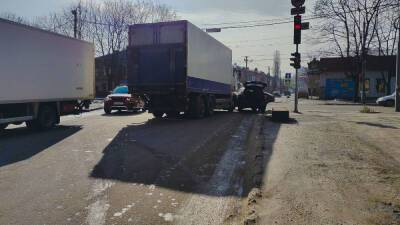 В центре Днепра полностью заблокировано движение транспорта: столкнулись фура и внедорожник