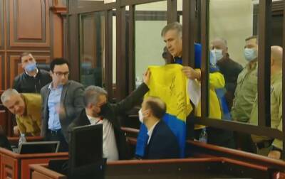 Саакашвили в грузинском суде спел гимн Украины