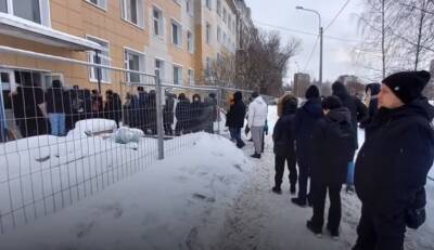 Сотрудники двух поликлиник выгнали пациентов на улицу перед приездом Беглова