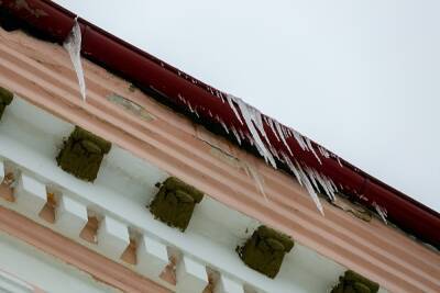 В Петербурге с крыши сорвался альпинист, убиравший снег. Прокуратура начала проверку