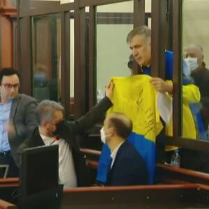 Саакашвили в зале суда спел гимн Украины. Видео