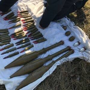 На Донбассе во время учений обнаружили тайник с оружием и боеприпасами. Фото