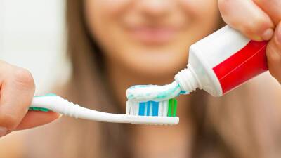 Стоматолог предупредила об опасности зубного налета
