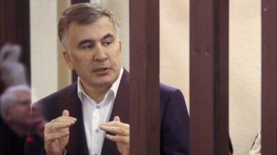 Поседевший Саакашвили в желто-синей футболке спел гимн Украины на суде в Тбилиси