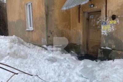 В Рязани рухнувший с крыши снег заблокировал подъезд дома