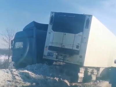 Лобовая авария тормозит движение на Гатчинском шоссе — видео