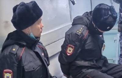 В Екатеринбурге задержали парней в полицейской форме: они делали «закладки» с наркотиками