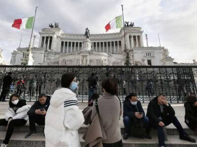 Италия ослабила строгий карантин