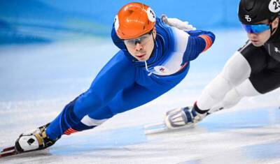 Россиянин Семен Елистратов завоевал бронзовую медаль в шорт-треке на 1500 м