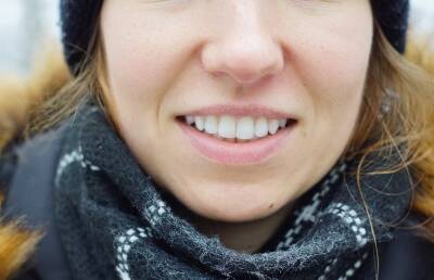 Стоматолог объяснила, почему зимой зубы темнее, чем летом