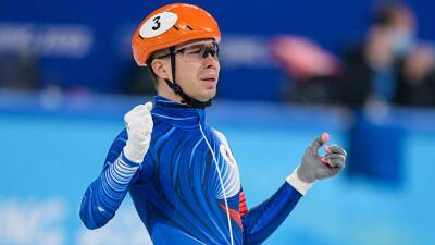 Шорт-трекист Елистратов расплакался после бронзы на Олимпиаде-2022