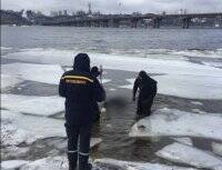 В Киеве из Днепра водолазы достали тело мужчины