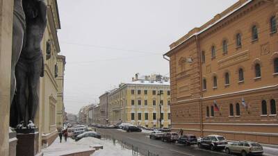 Строителя придавило рухнувшей стеной на Миллионной улице в Петербурге