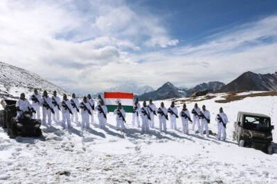 Семь индийских военнослужащих погибли под снежной лавиной на северо-востоке страны