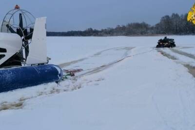 Три человека провалились под лёд на снегоходах в Тверской области