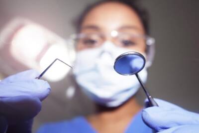 День стоматолога: Врач развенчал самые популярные мифы о зубах
